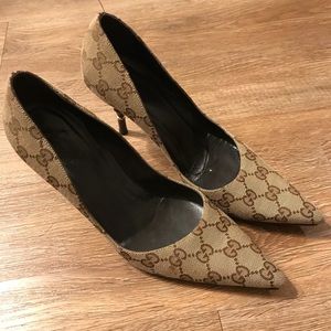 Women Gucci pump shoe.